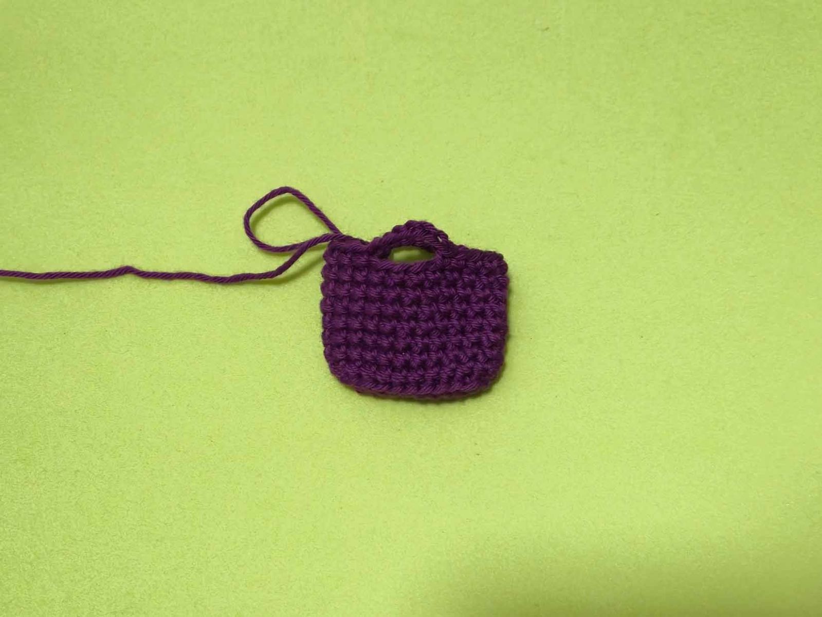 Bild zeigt die Tasche mit den beiden Henkeln aus Luftmaschen