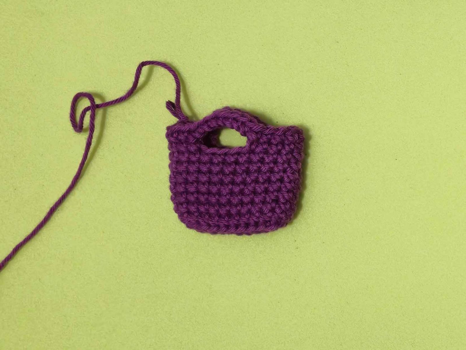 Bild zeigt dein Häkelstück mit den bereits umhäkelten Henkeln