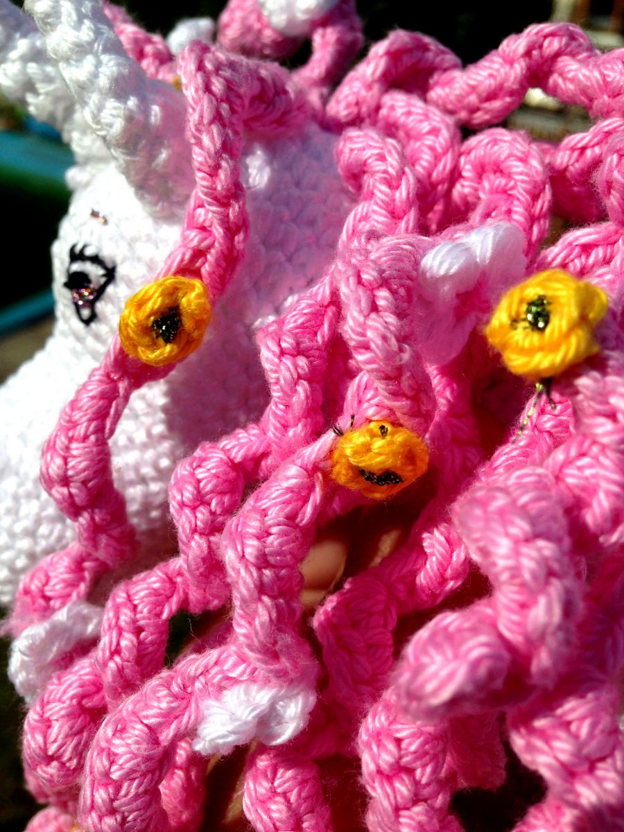 Diamanten und Blumen angenäht