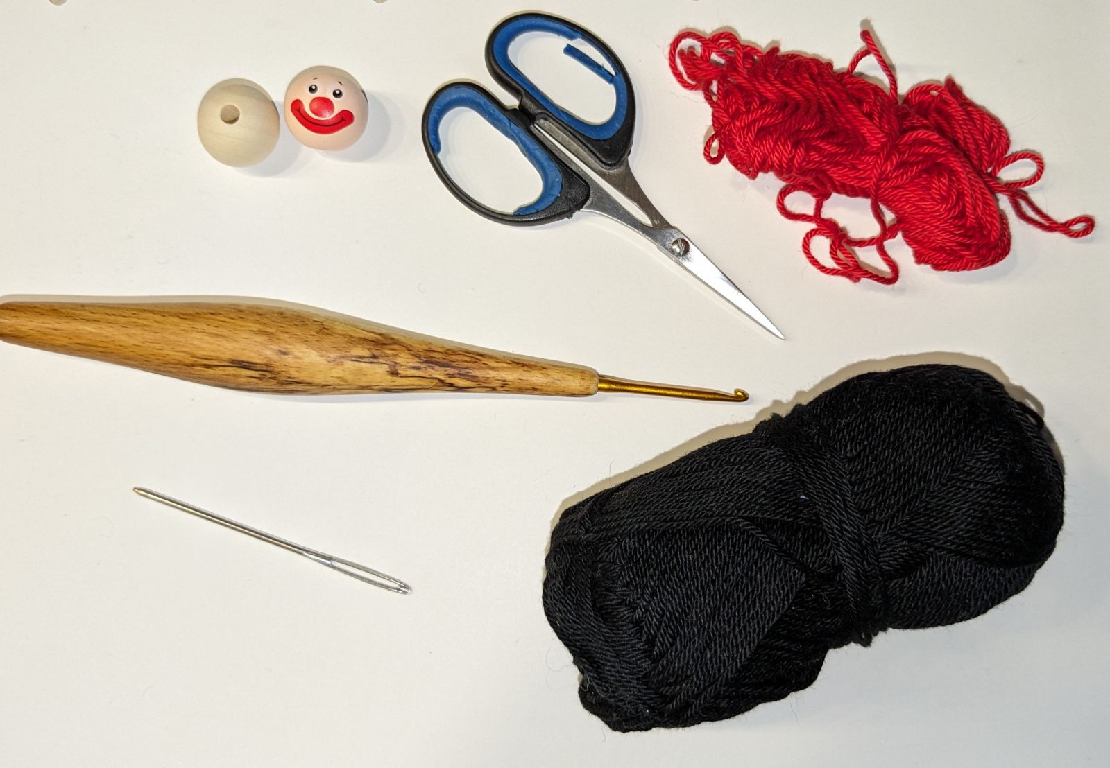 Blog-Inhaltsbild für 'Kostenlose Anleitung Glückswürmchen Sorgenwürmchen Clown mit Haaren und Hut'