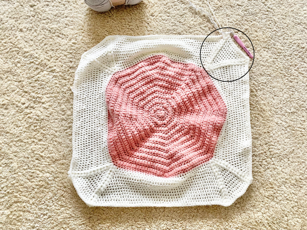 Blog-Inhaltsbild für '14. Herzensdiamanten von Wolldiamant: Herzensdiamantkuscheldecke- Ein Stück Geborgenheit – Masche für Masche'