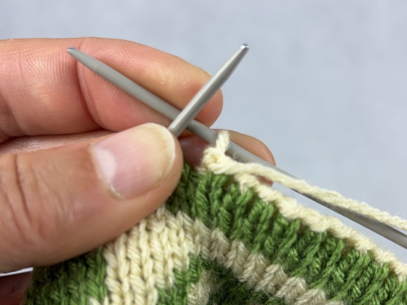 Blog-Inhaltsbild für 'Doubleface stricken: Die wichtigsten Randtechniken einfach erklärt'
