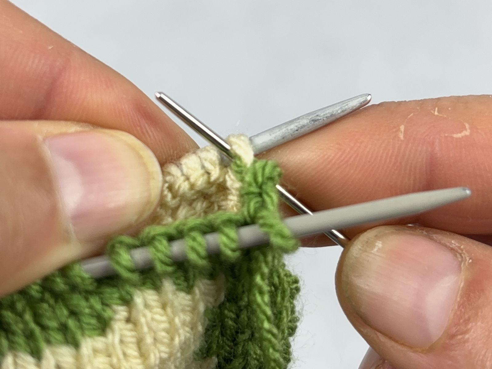 Blog-Inhaltsbild für 'Doubleface stricken: Die wichtigsten Randtechniken einfach erklärt'
