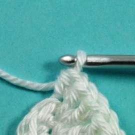 Blog-Inhaltsbild für 'Kostenlose Häkelanleitung: Blume mit Blättern in 3 Varianten'