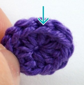 Blog-Inhaltsbild für 'Kostenlose Häkelanleitung: Blume mit Blättern in 3 Varianten'