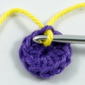 Blog-Inhaltsbild für 'Kostenlose Häkelanleitung: Blume mit Blättern in 3 Varianten'