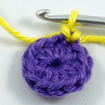 Blog-Inhaltsbild für 'Kostenlose Häkelanleitung: Blume mit Blättern in 3 Varianten'