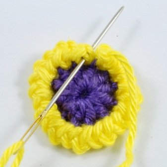 Blog-Inhaltsbild für 'Kostenlose Häkelanleitung: Blume mit Blättern in 3 Varianten'