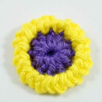 Blog-Inhaltsbild für 'Kostenlose Häkelanleitung: Blume mit Blättern in 3 Varianten'