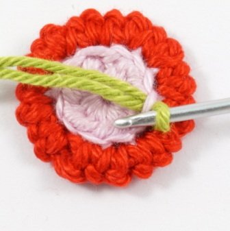 Blog-Inhaltsbild für 'Kostenlose Häkelanleitung: Blume mit Blättern in 3 Varianten'