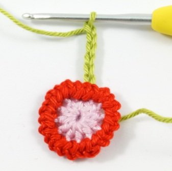 Blog-Inhaltsbild für 'Kostenlose Häkelanleitung: Blume mit Blättern in 3 Varianten'