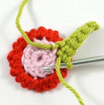 Blog-Inhaltsbild für 'Kostenlose Häkelanleitung: Blume mit Blättern in 3 Varianten'