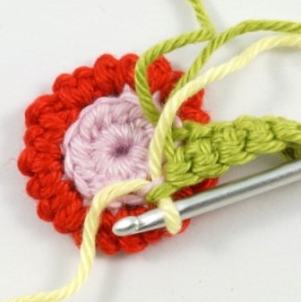 Blog-Inhaltsbild für 'Kostenlose Häkelanleitung: Blume mit Blättern in 3 Varianten'