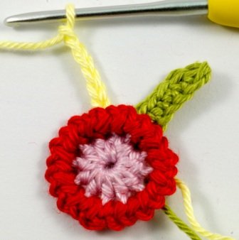 Blog-Inhaltsbild für 'Kostenlose Häkelanleitung: Blume mit Blättern in 3 Varianten'