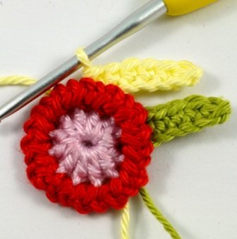 Blog-Inhaltsbild für 'Kostenlose Häkelanleitung: Blume mit Blättern in 3 Varianten'