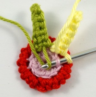 Blog-Inhaltsbild für 'Kostenlose Häkelanleitung: Blume mit Blättern in 3 Varianten'