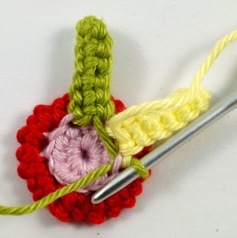 Blog-Inhaltsbild für 'Kostenlose Häkelanleitung: Blume mit Blättern in 3 Varianten'