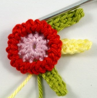 Blog-Inhaltsbild für 'Kostenlose Häkelanleitung: Blume mit Blättern in 3 Varianten'