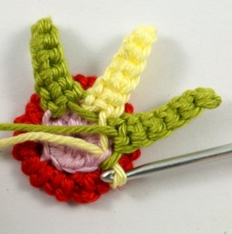 Blog-Inhaltsbild für 'Kostenlose Häkelanleitung: Blume mit Blättern in 3 Varianten'