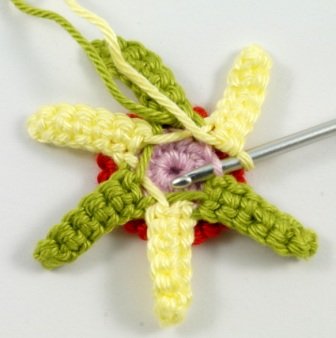 Blog-Inhaltsbild für 'Kostenlose Häkelanleitung: Blume mit Blättern in 3 Varianten'