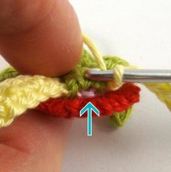 Blog-Inhaltsbild für 'Kostenlose Häkelanleitung: Blume mit Blättern in 3 Varianten'