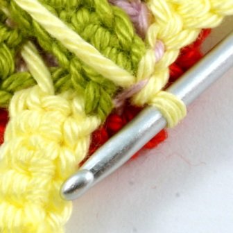 Blog-Inhaltsbild für 'Kostenlose Häkelanleitung: Blume mit Blättern in 3 Varianten'