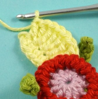 Blog-Inhaltsbild für 'Kostenlose Häkelanleitung: Blume mit Blättern in 3 Varianten'