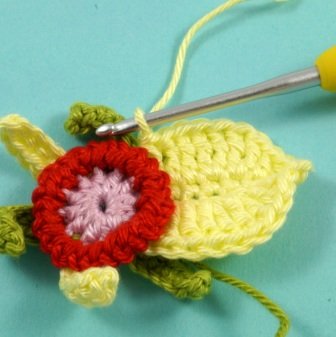 Blog-Inhaltsbild für 'Kostenlose Häkelanleitung: Blume mit Blättern in 3 Varianten'