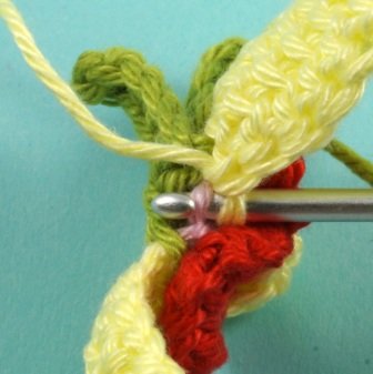 Blog-Inhaltsbild für 'Kostenlose Häkelanleitung: Blume mit Blättern in 3 Varianten'