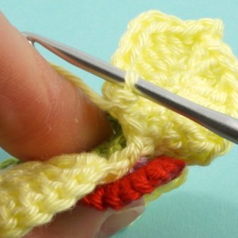 Blog-Inhaltsbild für 'Kostenlose Häkelanleitung: Blume mit Blättern in 3 Varianten'