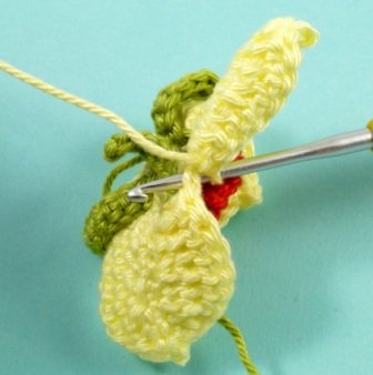 Blog-Inhaltsbild für 'Kostenlose Häkelanleitung: Blume mit Blättern in 3 Varianten'