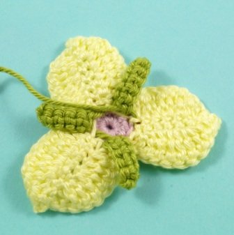 Blog-Inhaltsbild für 'Kostenlose Häkelanleitung: Blume mit Blättern in 3 Varianten'