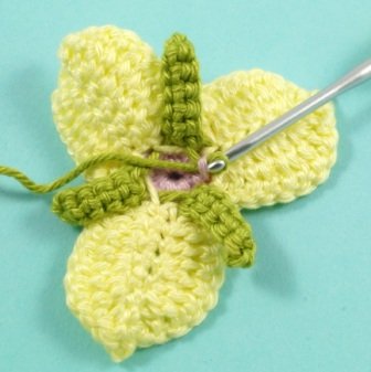 Blog-Inhaltsbild für 'Kostenlose Häkelanleitung: Blume mit Blättern in 3 Varianten'