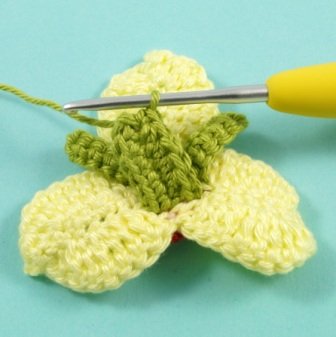 Blog-Inhaltsbild für 'Kostenlose Häkelanleitung: Blume mit Blättern in 3 Varianten'