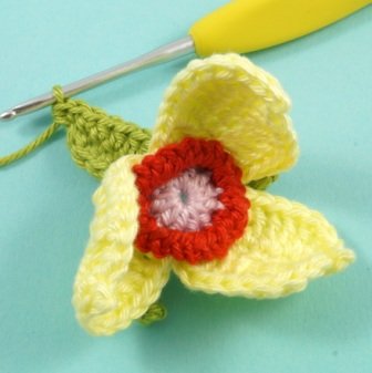 Blog-Inhaltsbild für 'Kostenlose Häkelanleitung: Blume mit Blättern in 3 Varianten'