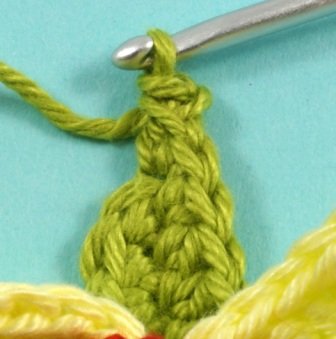 Blog-Inhaltsbild für 'Kostenlose Häkelanleitung: Blume mit Blättern in 3 Varianten'