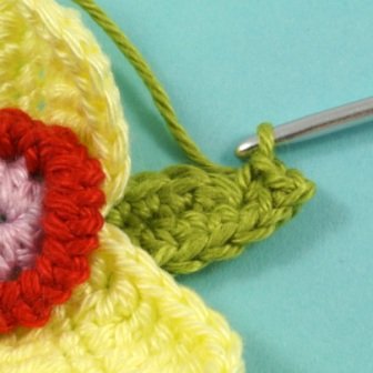 Blog-Inhaltsbild für 'Kostenlose Häkelanleitung: Blume mit Blättern in 3 Varianten'