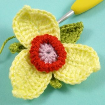 Blog-Inhaltsbild für 'Kostenlose Häkelanleitung: Blume mit Blättern in 3 Varianten'