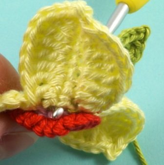 Blog-Inhaltsbild für 'Kostenlose Häkelanleitung: Blume mit Blättern in 3 Varianten'