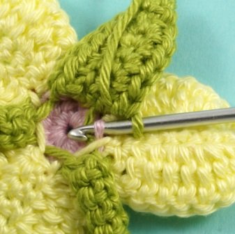 Blog-Inhaltsbild für 'Kostenlose Häkelanleitung: Blume mit Blättern in 3 Varianten'