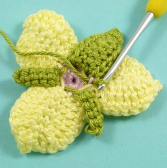 Blog-Inhaltsbild für 'Kostenlose Häkelanleitung: Blume mit Blättern in 3 Varianten'