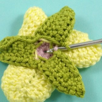 Blog-Inhaltsbild für 'Kostenlose Häkelanleitung: Blume mit Blättern in 3 Varianten'