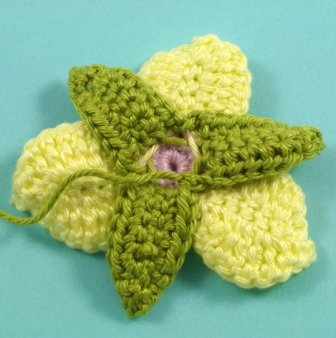 Blog-Inhaltsbild für 'Kostenlose Häkelanleitung: Blume mit Blättern in 3 Varianten'