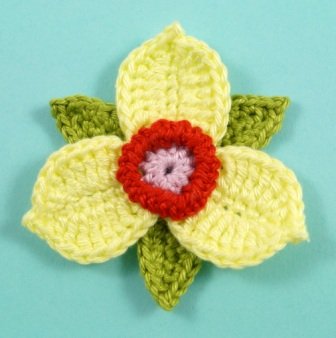 Blog-Inhaltsbild für 'Kostenlose Häkelanleitung: Blume mit Blättern in 3 Varianten'