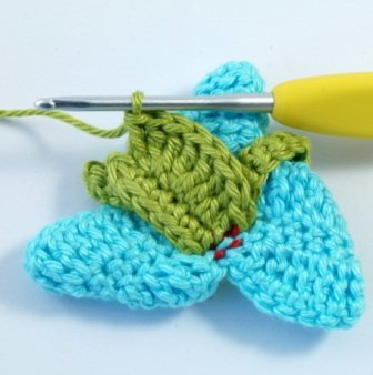 Blog-Inhaltsbild für 'Kostenlose Häkelanleitung: Blume mit Blättern in 3 Varianten'