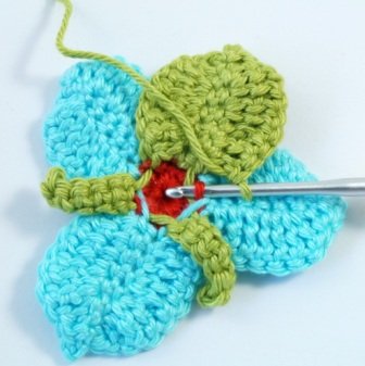 Blog-Inhaltsbild für 'Kostenlose Häkelanleitung: Blume mit Blättern in 3 Varianten'