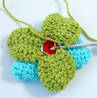 Blog-Inhaltsbild für 'Kostenlose Häkelanleitung: Blume mit Blättern in 3 Varianten'