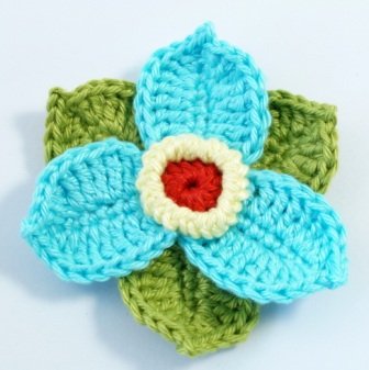 Blog-Inhaltsbild für 'Kostenlose Häkelanleitung: Blume mit Blättern in 3 Varianten'