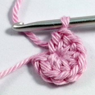 Blog-Inhaltsbild für 'Kostenlose Häkelanleitung: Blume mit Blättern in 3 Varianten'