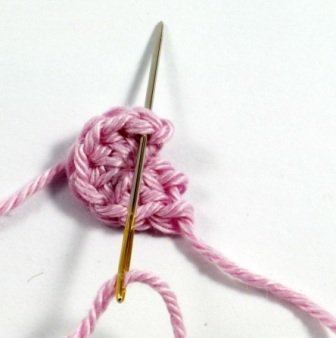 Blog-Inhaltsbild für 'Kostenlose Häkelanleitung: Blume mit Blättern in 3 Varianten'